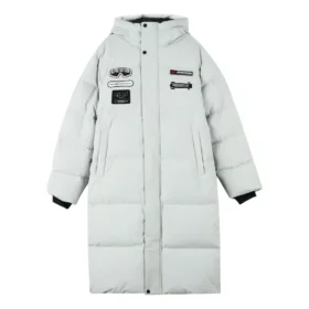 Dlouhá péřová bunda s grafickým nápisem „White“