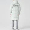 Dlouhá péřová bunda s grafickým nápisem „White“