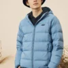 Jednobarevná krátká péřová bunda s kapucí a potiskem loga „Blue Teal Green“